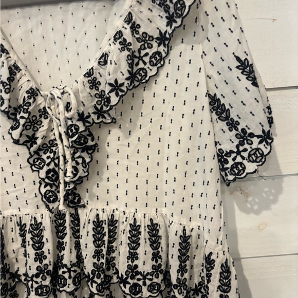 Zara TFR Collection Black and White Ruffle V-Neck blouse in size Large. - Picture 4 of 11